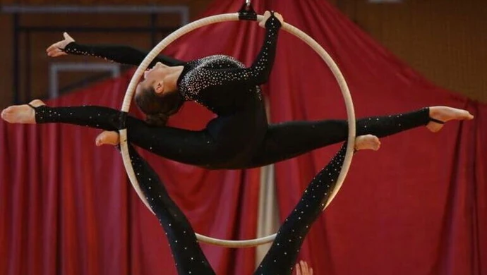 Zapraszamy do oglądania popisów akrobatów. Festiwal Estrada w gminie Sulejów