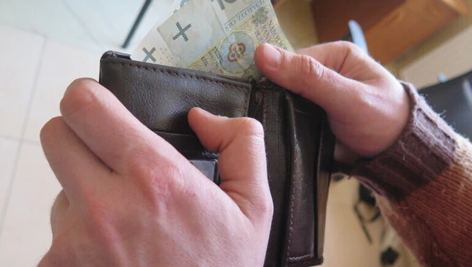 67-latka zabrała portfel 72-latki