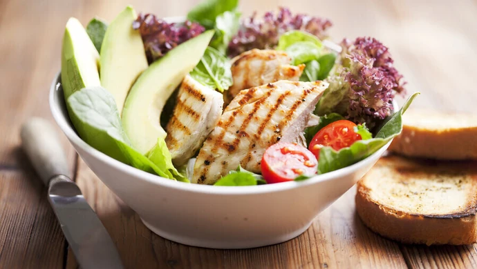 Jak radzić sobie z nawykiem podjadania między posiłkami? Przyczyny i skutki częstego sięgania po przekąski