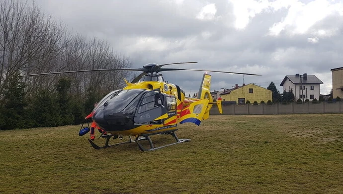 70-latka w ciężkim stanie po potrąceniu na pasach. Kierowca nie miał uprawnień