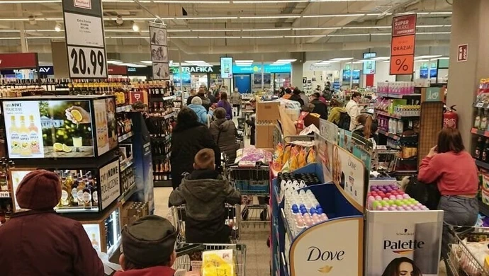 Przestańmy szturmować sklepy! Jedzenia nie zabraknie