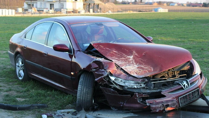 Samochód osobowy uderzył w tira