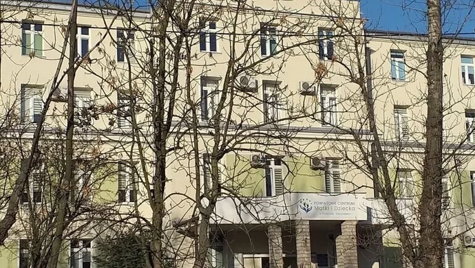 Starosta uspokaja kobiety w ciąży