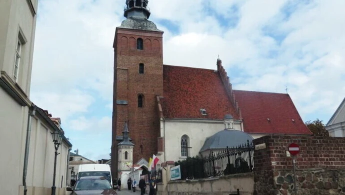 Fara transmituje msze przez internet