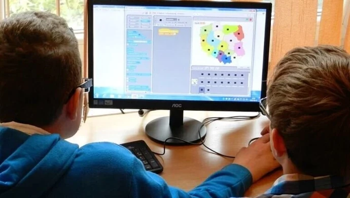 Piotrkowskie szkoły w czasach zarazy. Jak radzą sobie w pierwszych dniach zdalnej edukacji?