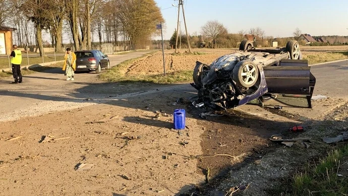 Wypadek w Kole. Kierowca uderzył w drzewo (FILM)