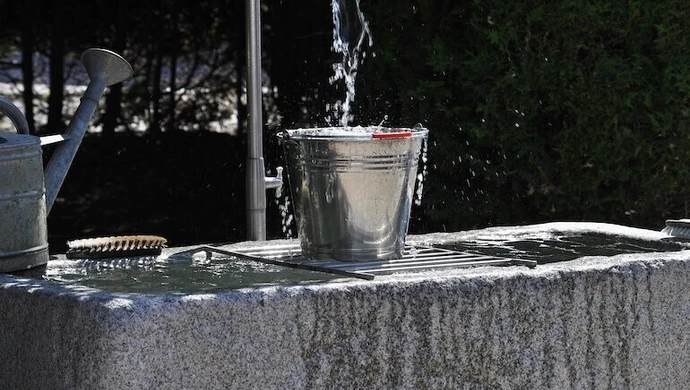 Dzisiaj lany poniedziałek. Policja apeluje o pozostanie w domach