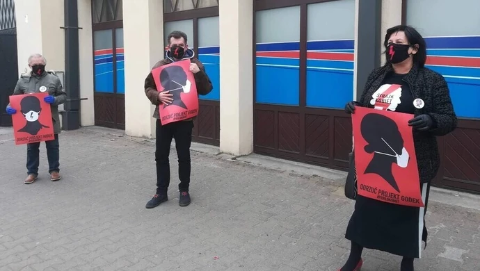 Protestowali... stojąc w kolejce