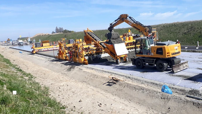 Ruszyło układanie nawierzchni na A1