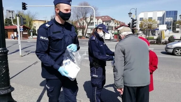 Najpierw pouczenie, a później mandat. Policja rozdaje maseczki ochronne