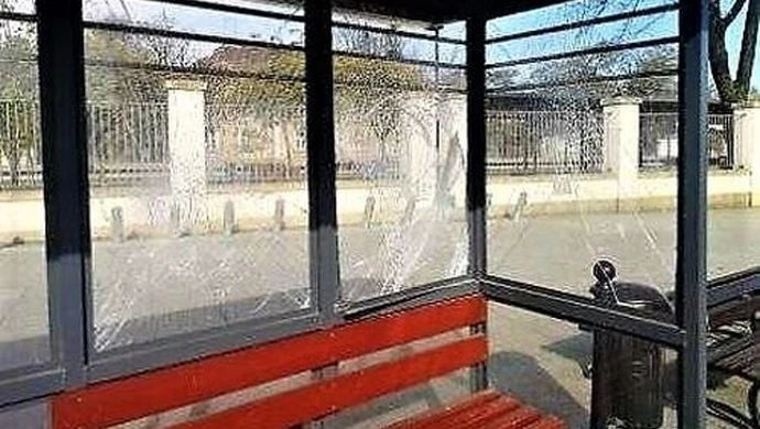 Zniszczył wiatę i witrynę. Może trafić za kratki