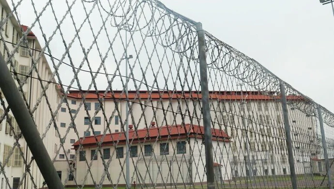 Więzienne szwalnie też szyją maseczki