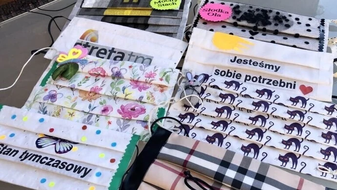 Maseczka z osobistym komunikatem