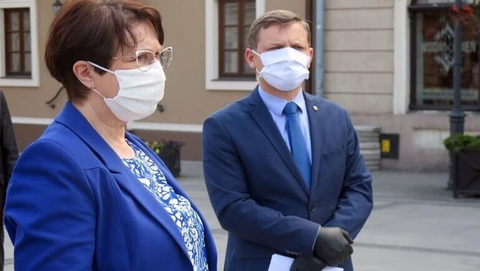 Posłowie PiS przekazali koce dla DPS w Drzewicy