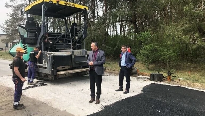 Wolbórz: Budują drogę do oczyszczalni