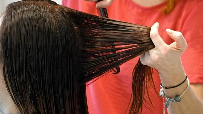 Otwarcie salonów fryzjerskich i usług kosmetycznych możliwe najwcześniej za dwa tygodnie