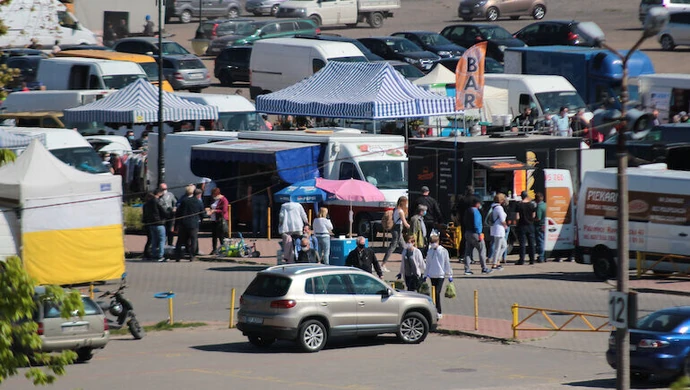 Na sobotniej giełdzie spory ruch. Nie wszyscy przestrzegają obostrzeń