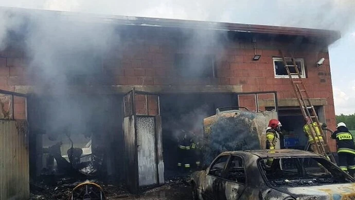 Pożar w zakładzie mechaniki pojazdowej w Kałku