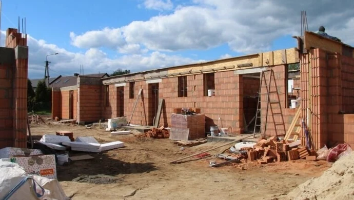 Wola Krzysztoporska: Trwa budowa mieszkań komunalnych