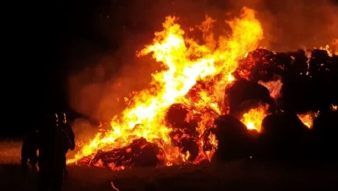 Na krańcach Piotrkowa płonęły bele słomy