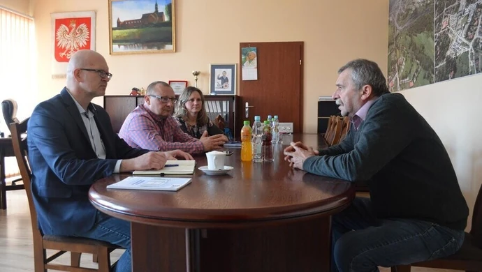 Firma odbierająca odpady na dywaniku u burmistrza