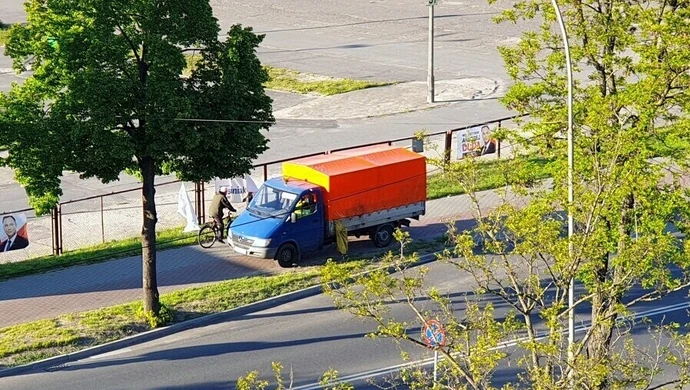 Samochodem po ścieżce rowerowej