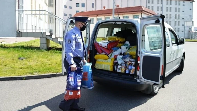 Funkcjonariusze Aresztu Śledczego przekazali karmę dla bezdomnych zwierząt