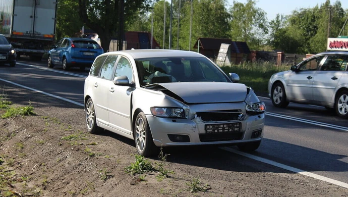 Zderzenie trzech samochodów na krajowej "dwunastce"