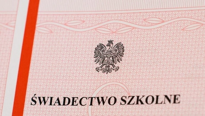 MEN: dyrektor zdecyduje o formie i terminie wydania świadectw uczniom
