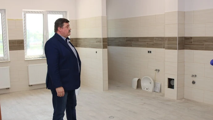 Przedszkolne mury pną się do góry