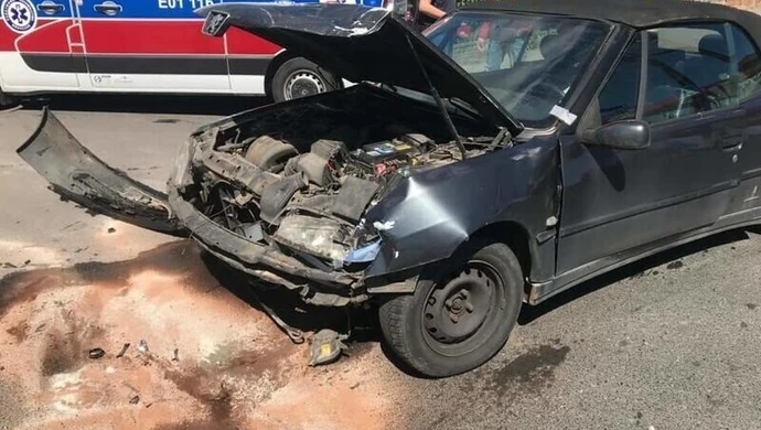 Kierowca golfa nie ustąpił pierwszeństwa. Stłuczka na drodze w Wolborzu