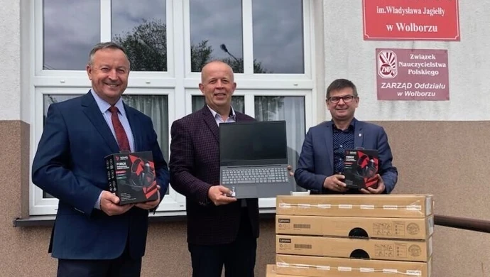 Gmina Wolbórz: Przekazali komputery