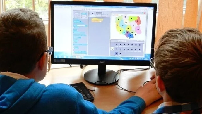 Badanie: na zdalnej edukacji najbardziej ucierpiała funkcja opiekuńcza szkoły