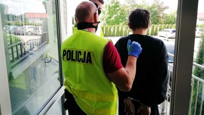 Zabił, a zwłoki ukrył pod stertą ubrań