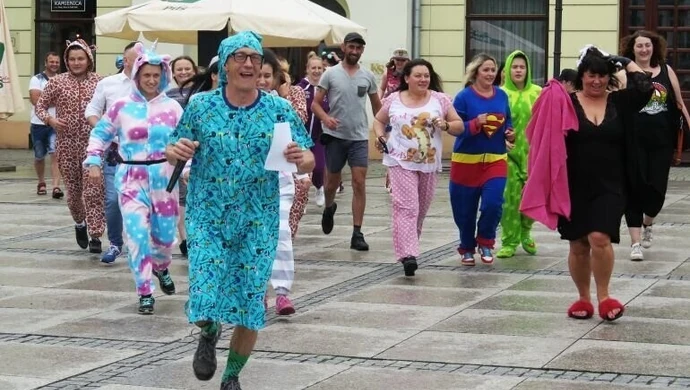 Pompki i przysiady w piżamach. Widzialna Ręka razem z #GaszynChallenge