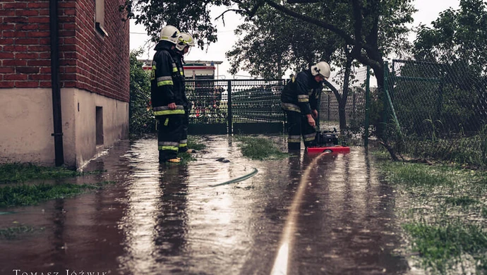 Powalone drzewa, zalane posesje. Skutki burz w regionie