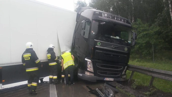 Kolizja na S8. Droga była zablokowana