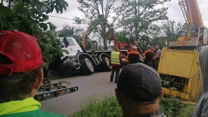 Ciężarówka wpadła do rowu