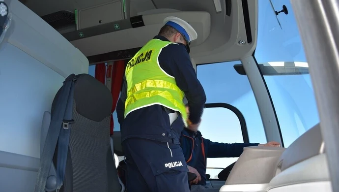 Policjanci skontrolują autokary