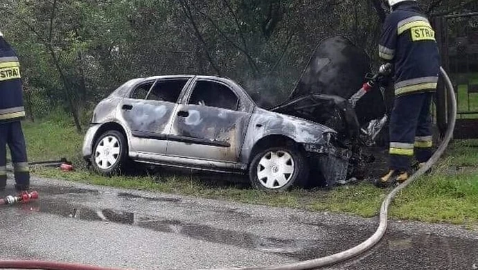 Auto spłonęło po zjechaniu do rowu