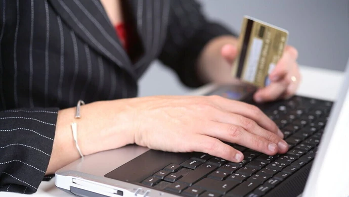 Badanie: co szósty Polak kupuje on-line