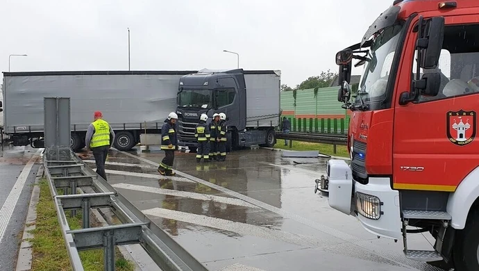 Utrudnienia na S8. TIR zablokował pas w stronę Warszawy