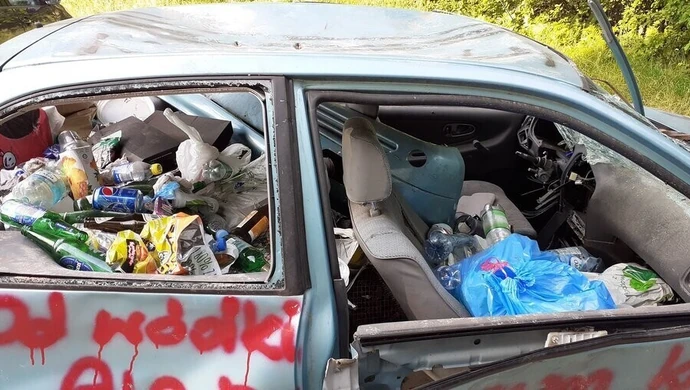 Śmietnisko w samochodowym wraku nad Zalewem Sulejowskim [AKTUALIZACJA]