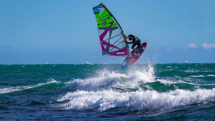 Żagle windsurfingowe, które stawią opór nawet najtrudniejszym warunkom, jak wybrać?