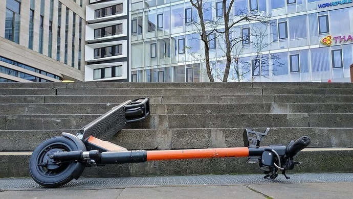 Zdenerwował się, więc porąbał hulajnogę