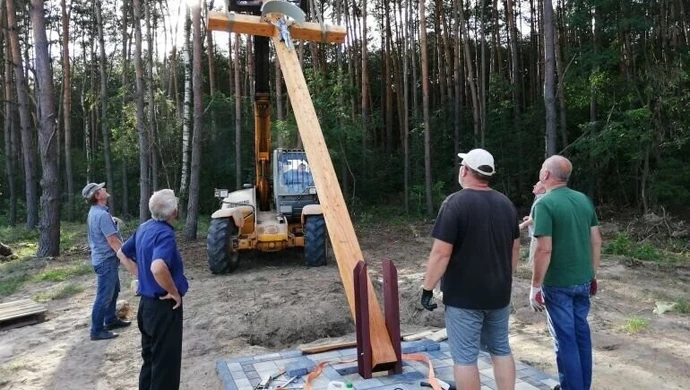 Przy drodze na Żarnowicę stanął nowy krzyż