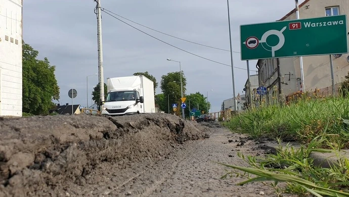 Gigantyczne koleiny na ul. Krakowskie Przedmieście w Piotrkowie