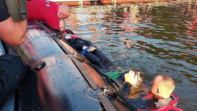 Policjanci ćwiczyli na Zalewie Sulejowskim