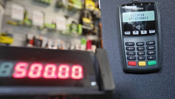 Płatności bezgotówkowe zaczynają dominować nad wypłatą gotówki w bankomatach