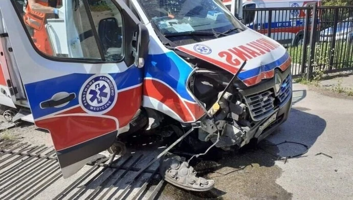 Zderzenie karetki z osobówką na Krakowskim Przedmieściu